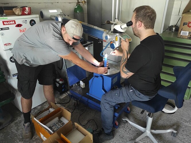 51034=8502-LiFePo_Batteriepole_anschweissen_002o_-_Muttern_anheften_in_Teamarbeit_thumb_800.jpg