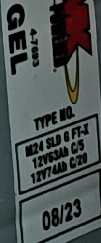 20251007_083142-hochkant-GEL-Akku-12V-MK-Battery-Label2-kleiner