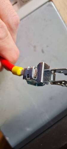 26_SH_Schraubklemme_unten_Kabel_platt.jpg