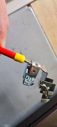 24_SH_Schraubklemme_unten_Kabel_platt.jpg