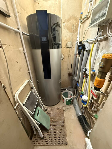 BWWP innen mit fast fertiger Verrohrung und Verkabelung