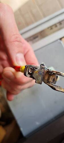 23_SH_Schraubklemme_unten_Kabel_gecrimpt.jpg